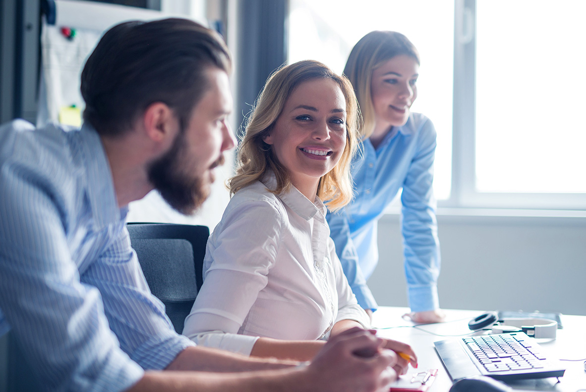 Grupa trzech osób w biurze