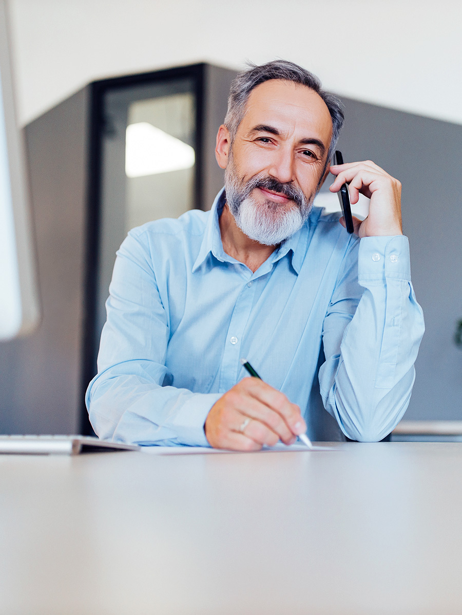 Profesjonalny mężczyzna analizujący dokumenty